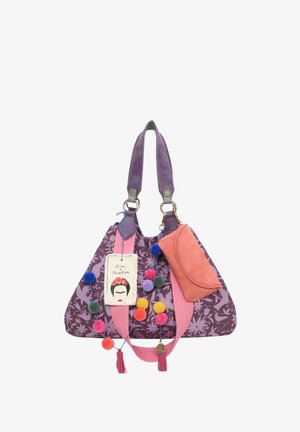 Bolso de tela púrpura con asas rosas, patrón floral, pompones 3D, borlas y una billetera rosa desmontable. Presenta una etiqueta de Frida Kahlo.