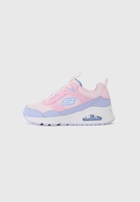 Roze en paarse sneakers met een bovenwerk van mesh en kunststof, ronde neus, vetersluiting aan de voorkant en zichtbare luchtkussens in de hak. Witte zool.