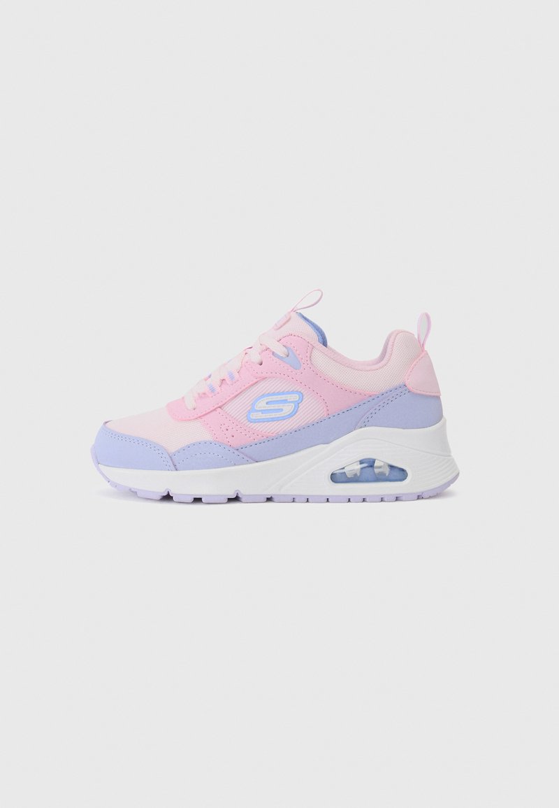 Roze en paarse sneakers met een bovenwerk van mesh en kunststof, ronde neus, vetersluiting aan de voorkant en zichtbare luchtkussens in de hak. Witte zool.
