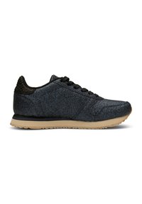 Des chaussures de sport noires et bleu scintillant avec une finition texturée, dotées d'un accent en tissu noir au talon et d'une semelle en caoutchouc beige clair.