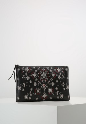 Czarna prostokątna kopertówka z zamkiem błyskawicznym, ozdobiona misternymi symetrycznymi wzorami kwiatowymi i geometrycznymi w kolorach białym i czerwonym.