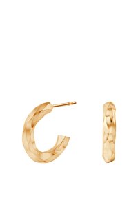 Złote kolczyki w kształcie kółek o młotkowanej fakturze. Każdy kolczyk ma zakrzywiony kształt i zapięcie na sztyft, co zapewnia pewne noszenie.