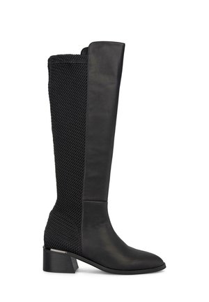 Bottes noires à hauteur de genou avec un avant en cuir lisse et un dos en maille texturée, dotées d'un talon bloc et d'un design à bout pointu.