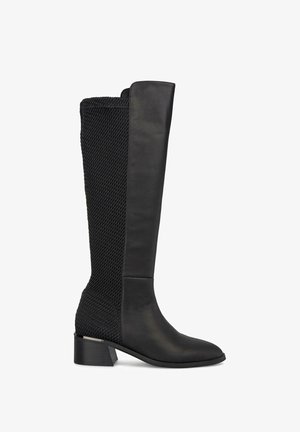 Botas negras hasta la rodilla con un frente de cuero liso y un dorso de malla texturizada, con un tacón cuadrado y punta afilada.