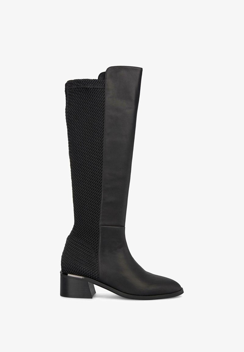 Botas negras hasta la rodilla con un frente de cuero liso y un dorso de malla texturizada, con un tacón cuadrado y punta afilada.