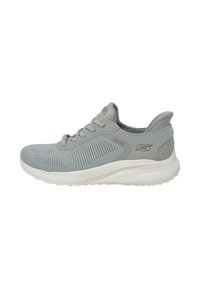 Scarpe sportive grigio chiaro con tomaia in mesh, lati testurizzati e suola bianca ammortizzata. Presentano lacci e un dettagliato logo discreto sul lato.
