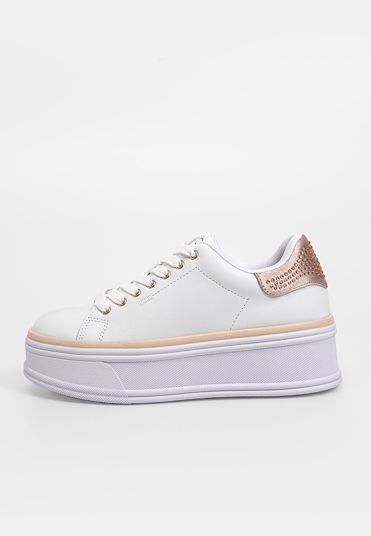 Sneakers platform bianchi con parte superiore liscia, punta rotonda, stringhe davanti e un accento rosa testurizzato nel tallone con borchie metalliche.