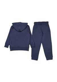 Felpa con cappuccio blu navy, maniche lunghe e polsini a costine, abbinata a pantaloni jogger coordinati con vita elastica e gambe affusolate.