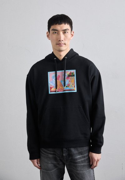 Černá mikina s kapucí, která má na přední straně barevný grafický design v rámečku. Materiál vypadá na dotek měkký; střih je casual s přední kapsou.