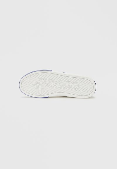Fehér sneaker talp kék akcentusokkal. Texturált gumi a tapadásért és mintázott futófelület. Márkás logó látható.