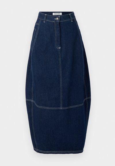 Mørkeblå denim blyantskørt med høj talje, frontknaplukning og kontrasterende hvid syning. En sidelomme inkluderet.