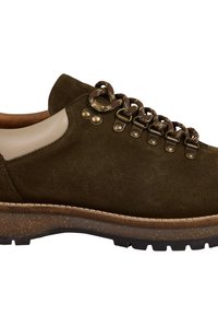 Olivgrüner Wildleder-Schuh mit einem glatten Lederakzent, versehen mit Metallösen, gemusterten Schnürsenkeln und einer strukturierten braunen Sohle.