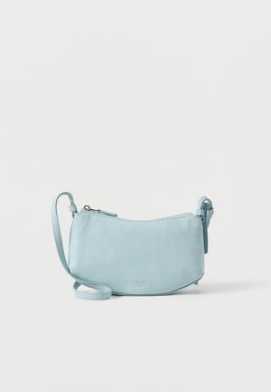 Svetlomodrá semišová kabelka cez rameno so zipsovým zapínaním a nastaviteľným popruhom na jednoduchom bielom pozadí.