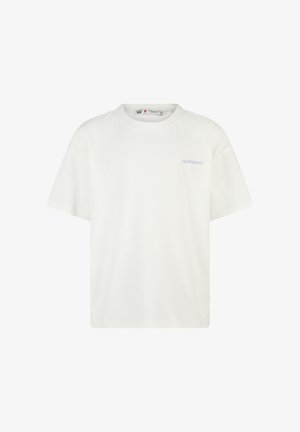 Wit T-shirt met korte mouwen en ronde hals, met kleine tekst "CALIFORNIA" op de linkerborst, eenvoudig ontwerp.
