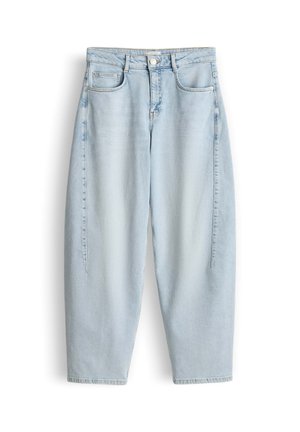 Lichtblauwe jeans met hoge taille, voorzijde met knopen, rits, lussen voor een riem en twee voorzakken, afgebeeld tegen een witte achtergrond.