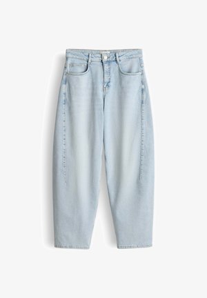 Lichtblauwe jeans met hoge taille, voorzijde met knopen, rits, lussen voor een riem en twee voorzakken, afgebeeld tegen een witte achtergrond.