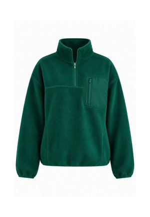 Pull polaire vert avec col montant, fermeture éclair frontale sur moitié de longueur, poignets élastiques et poche poitrine zippée sur le côté gauche.