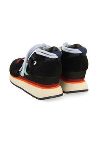 Zapatillas de ante negras con acentos coloridos. Presentan una punta redondeada, suela blanca gruesa con rayas en naranja, rojo y amarillo, y cordones en azul claro.