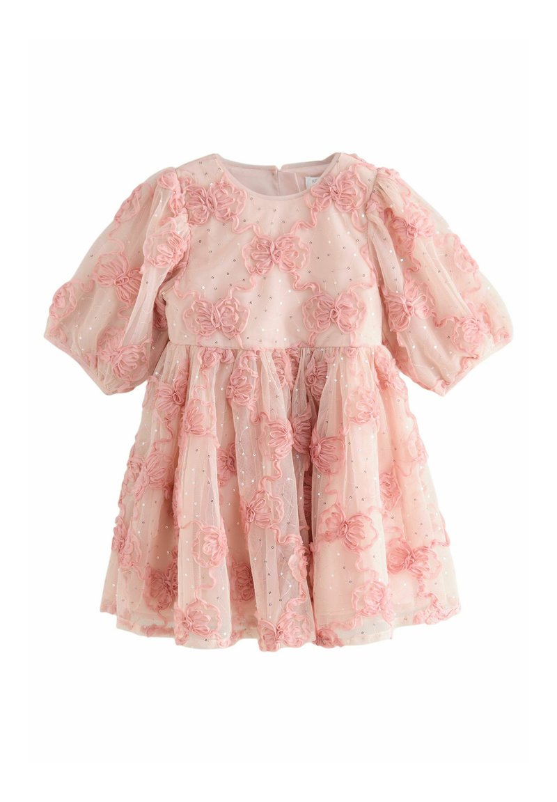 Vestido de manga corta rosa hecho de una tela transparente con apliques florales, cintura fruncida y sutiles acentos brillantes a lo largo.