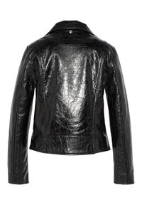 Veste en cuir noir avec une finition brillante, col pointu, manches longues et détails de couture minimaux au dos.