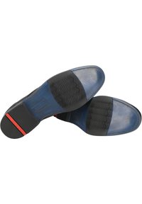 Leren dresschoenen met een blauwe bovenkant, zwarte geribbelde rubberen zool, rode accent, gladde textuur en afgeronde tekening.