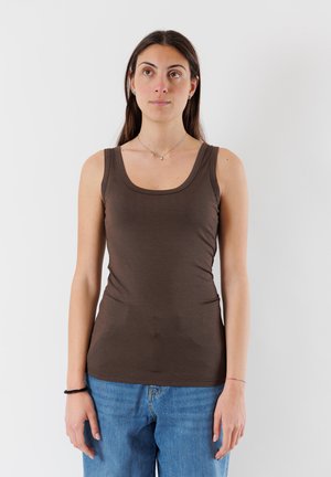 Top a canotta marrone, aderente, con scollatura rotonda e spalline larghe, realizzato in tessuto liscio, abbinato a jeans azzurri chiari.