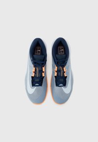 Nike Vapor Pro Sneaker mit einem blauen Obermaterial, grauen Akzenten, orangefarbenen Details, strukturierter Oberfläche und kontrastierendem weißen Swoosh-Logo.