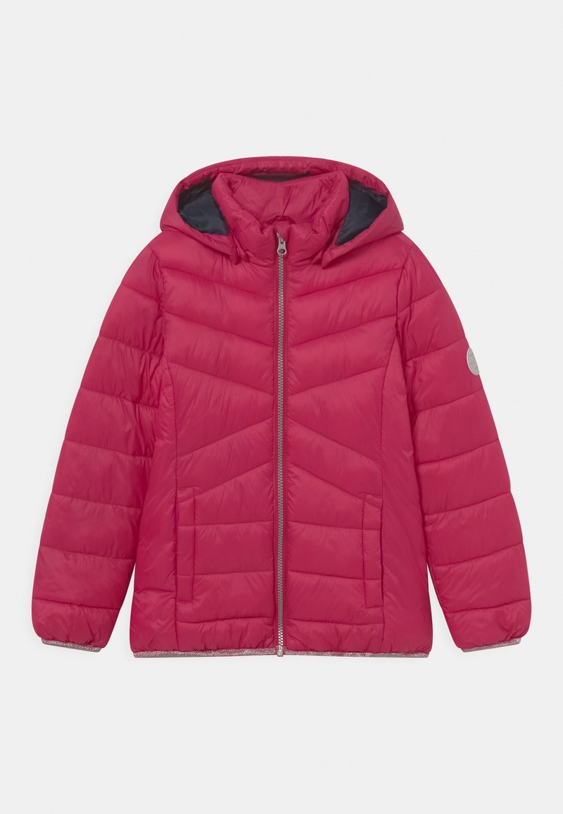 Veste matelassée rose avec capuche, présentant des coutures horizontales et en chevron, deux poches avant et une doublure intérieure grise. Fermeture éclair argentée.