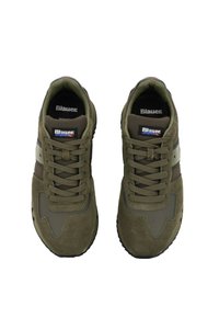 Sneaker in suede verde con una striscia in pelle liscia, punta arrotondata e suola in gomma testurizzata; presenta una parte anteriore con lacci e un logo sulla linguetta.
