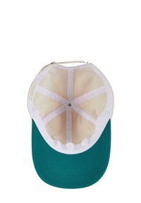 Casquette de baseball avec une couronne beige, une visière teal et un intérieur blanc. Elle dispose d'un design ventilé et d'un bouton en haut pour un ajustement sécurisé.