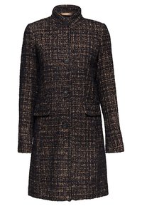 Abrigo de tweed oscuro con cuello alto, botones frontales, dos bolsillos delanteros y un patrón texturizado en negro y beige. Mangas largas y hasta la rodilla.