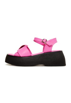 Roze platform sandalen met synthetisch bovenwerk, voorzien van kruislingse bandjes, verstelbare enkelgesp en een gestructureerde zwarte platformzool.