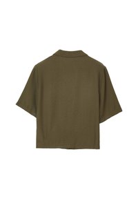Camicetta a maniche corte in verde oliva, con collo alla coreana e vestibilità comoda. Il materiale ha una finitura testurizzata.