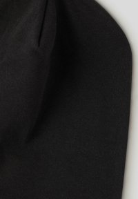 Tessuto nero, texture liscia, peso medio, con una leggera elasticità. Il materiale è morbido e presenta un motivo a maglia uniforme.