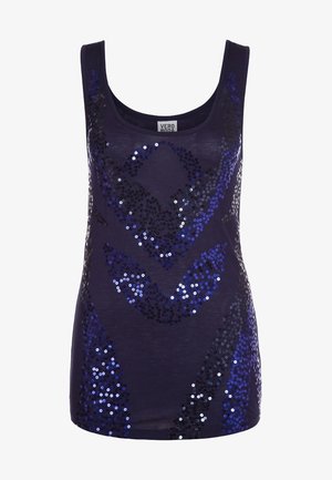 Marineblauwe tanktop met een ronde halslijn, versierd met blauwe en zwarte pailletten die een geometrisch patroon op de voorkant vormen. Zachte stofstructuur.