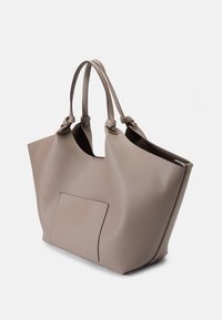 Geantă large de umăr din piele bej cu suprafață texturată, două mânere și un buzunar frontal. Design deschis, hardware minim și interior spațios.