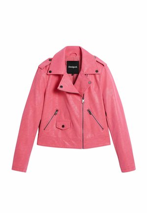 Jachetă roz din piele ecologică, cu design scurtat, fermoar asimetric, epoleți și buzunare cu fermoar. Accesoriile notabile includ accente negre.