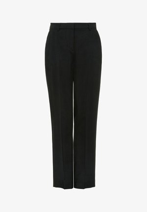 Czarne spodnie o prostych nogawkach z paskiem, szlufkami na pasek i przednią plisą na każdej nogawce.