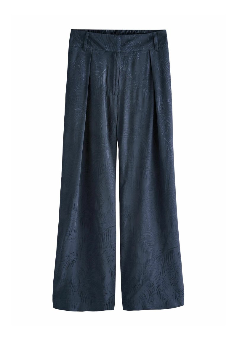 Pantalones de pierna ancha en tela azul oscuro con un patrón texturizado de hojas de palma, con una cintura ajustada y un suave drapeado.