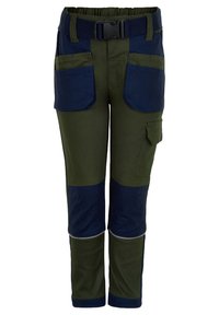 Werkbroek gemaakt van duurzame stof, met een groene hoofdkleur en marineblauwe patches, meerdere zakken en een zwarte verstelbare riem.