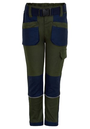 Arbeitshose aus strapazierfähigem Material, in der Hauptfarbe Grün mit navyblauen Einsätzen, mehreren Taschen und einem schwarzen verstellbaren Gürtel.