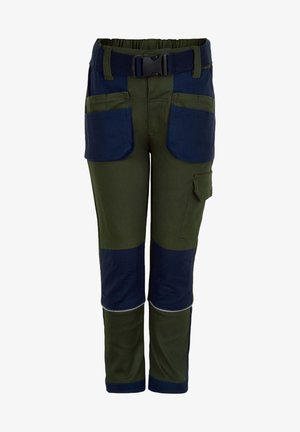 Arbeitshose aus strapazierfähigem Material, in der Hauptfarbe Grün mit navyblauen Einsätzen, mehreren Taschen und einem schwarzen verstellbaren Gürtel.