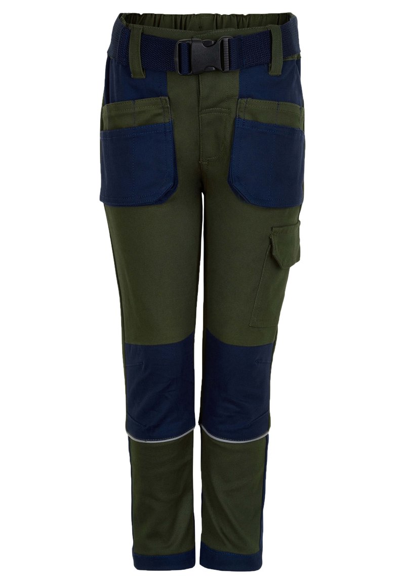 Werkbroek gemaakt van duurzame stof, met een groene hoofdkleur en marineblauwe patches, meerdere zakken en een zwarte verstelbare riem.