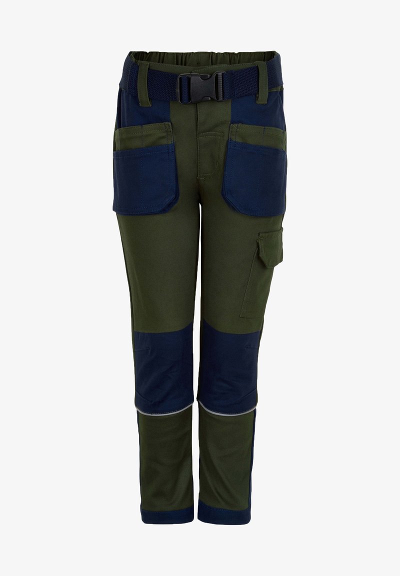 Pantalons de travail en tissu durable, de couleur principale verte avec des patchs bleu marine, plusieurs poches et une ceinture noire réglable.