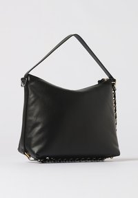 Borsa a spalla in pelle nera con forma curva, manico superiore e dettaglio con catena dorata sul fondo. Texture liscia, design minimalista.