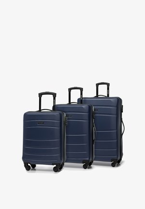 Drei blaue Hartschalenkoffer in verschiedenen Größen, mit einem strukturierten Design, schwarzen Griffen und leichtgängigen Rollen.