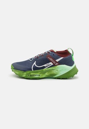 Chaussure de trail Nike ZoomX pour homme, bleu marine et vert, avec des accents bordeaux et le logo swoosh blanc, vue de côté sur fond blanc.