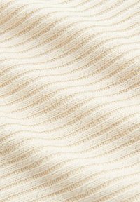 Crèmewit gebreid stof met een geribbelde textuur die golvende, evenwijdige verticale lijnen vormt.