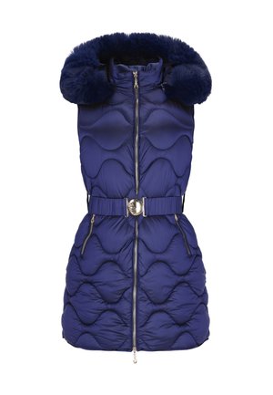 Tengerészkék párnázott mellény műszőrme kapucnival, hullámos steppelt dizájnnal, elülső cipzárral és ezüst csat díszítéssel a deréknál.