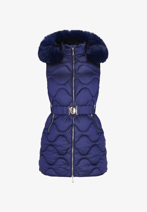 Granatowa kamizelka ocieplana z kapturem z sztucznego futra, falisty wzór pikowania, zamek błyskawiczny z przodu oraz srebrny akcent w postaci klamry w talii.